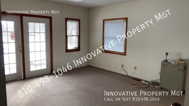 Foto del edificio - Flushing Ranch home with office space.