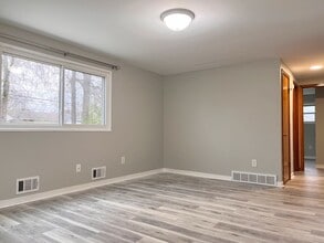 Building Photo - 424 Springville Ave