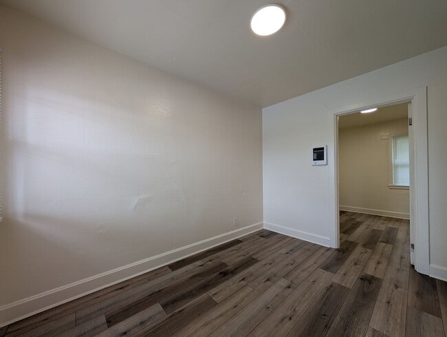 Building Photo - Nice 1 Bedroom, 1 Bath Apartment With Solid Surface Flooring