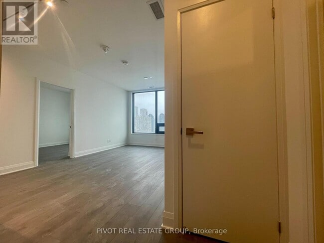 Building Photo - 2 Erskine Rd