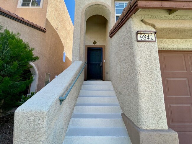 Foto del edificio - GATED 4 BED 3 BATH 3 FLOOR 2 CAR GARAGE SI...