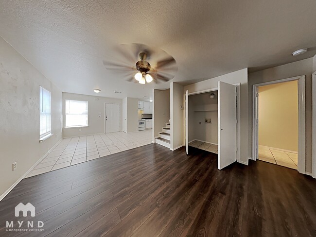 Building Photo - 314 Queens Ct N