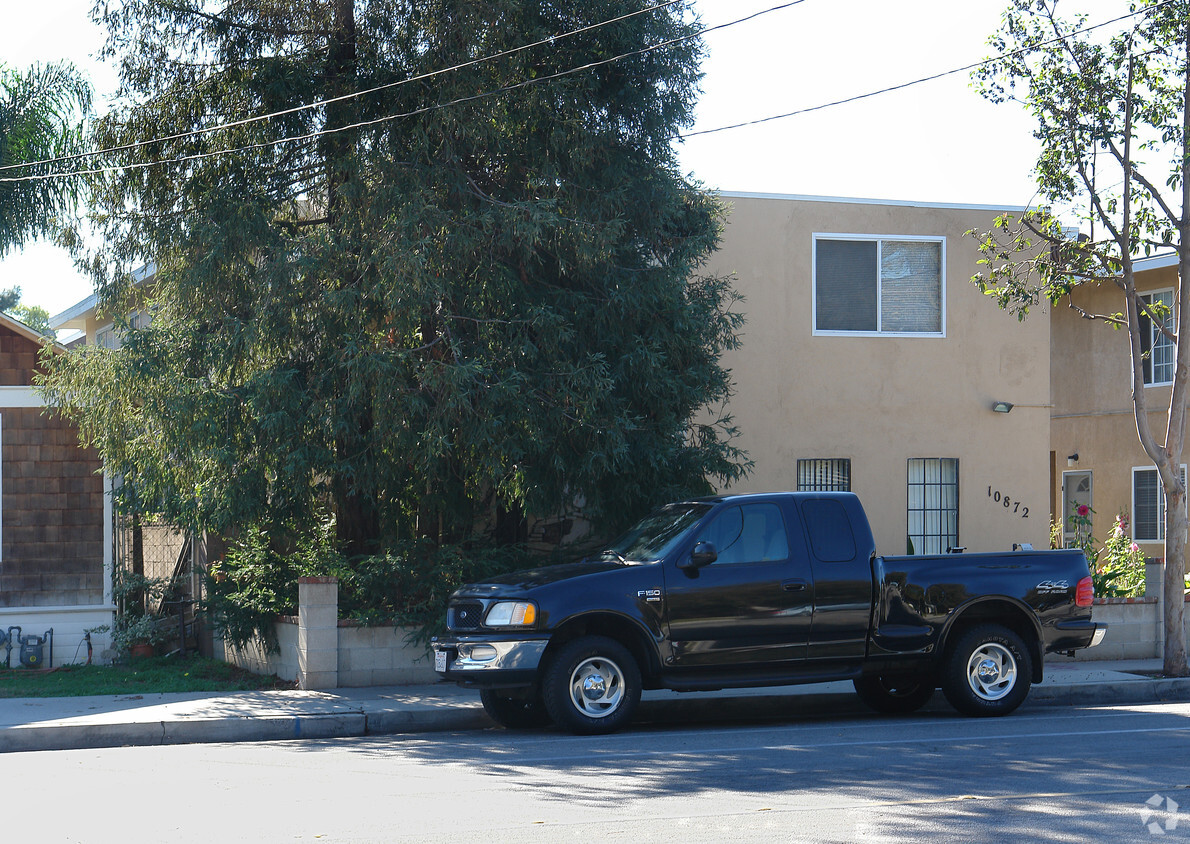 Foto del edificio - 10872 Lampson Ave