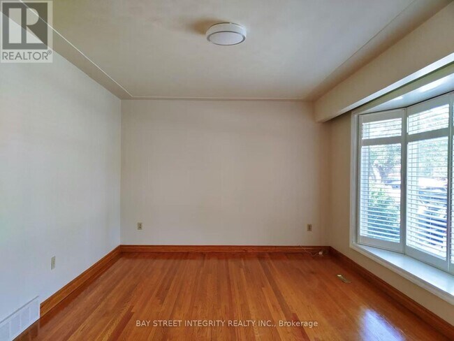 Building Photo - 11 Southill Dr