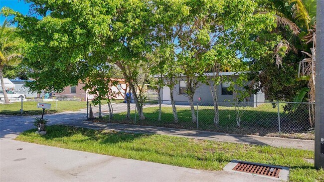 Foto del edificio - 2419 NW 6th Ct