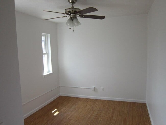 Building Photo - HUGE BEAUTIFUL RENOVATION.Large Bedrooms, ...