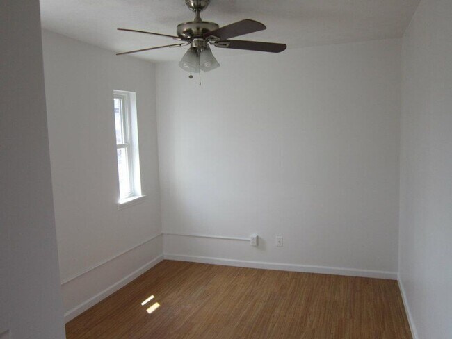 Foto del edificio - HUGE BEAUTIFUL RENOVATION.Large Bedrooms, ...