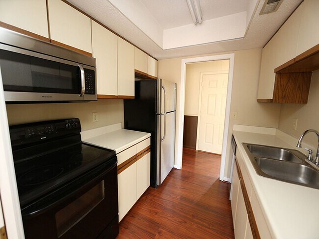 Building Photo - 4908 Pine Cone Dr