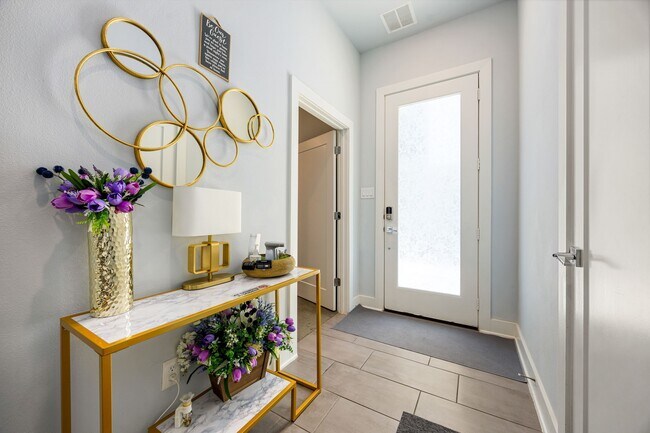 Foto del edificio - 5815 Fairdale Ln