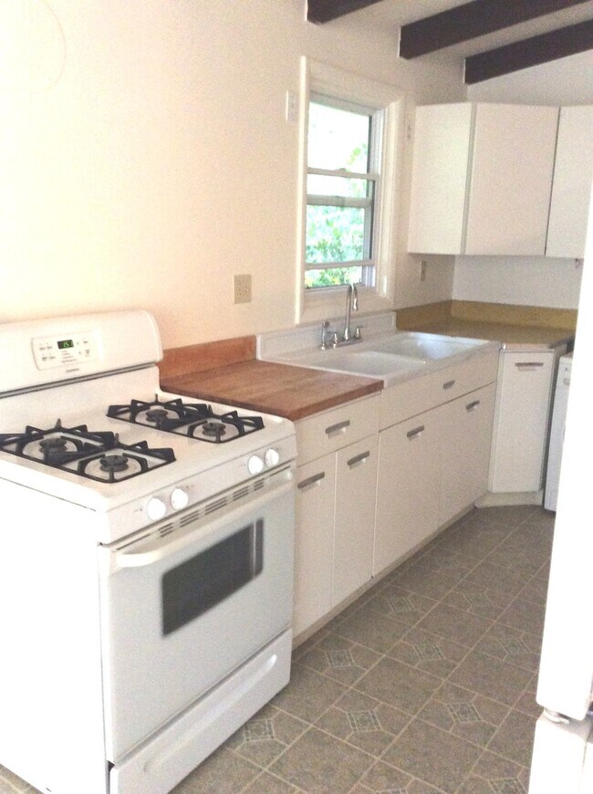 Building Photo - Charming  2 Bedroom 1 Bath  House in North...