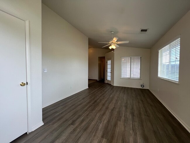 Building Photo - 995 Vineyard Way