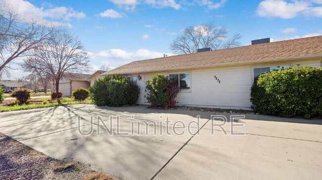 Building Photo - 3232 N Hedgewood Dr