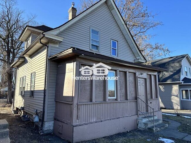 Building Photo - Available Now! - Large 5 bedroom, 3 bath home in Saint Paul!
