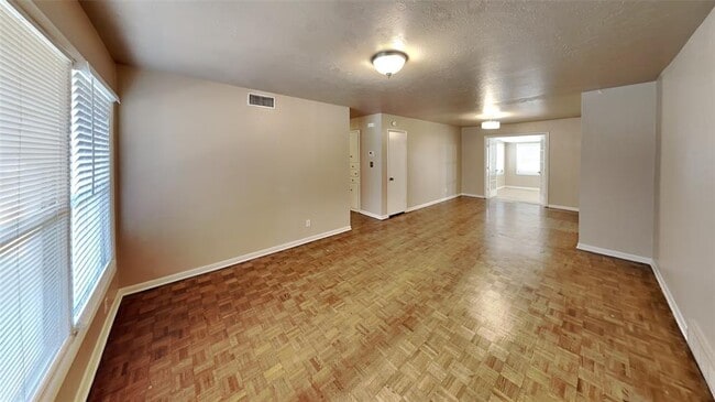 Building Photo - 2640 Manchester Dr