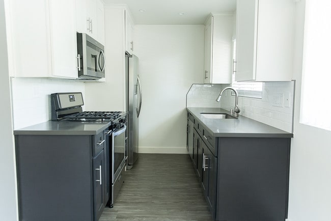 Cocina completa - 95 N. Michigan Ave. Apartments