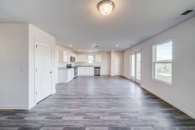 Foto del edificio - 300 Coverly Ct