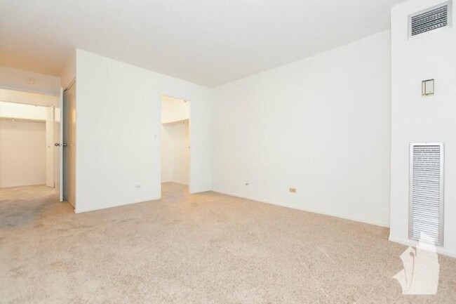 Building Photo - 1 bedroom in Chicago IL 60610