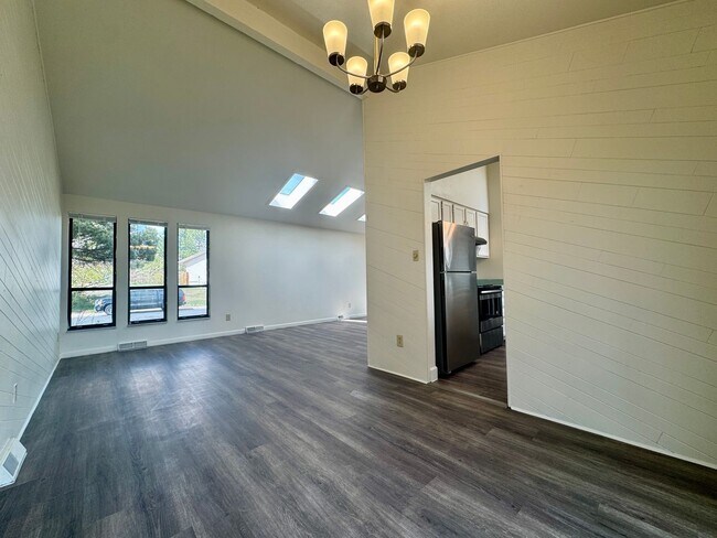 Foto del edificio - Beautiful 5 bedroom 2.5 bathroom home available NOW!!!