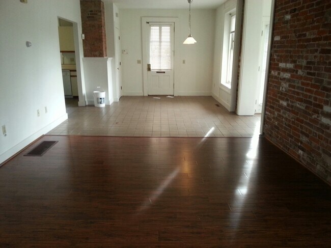 same room without furniture. the sunroom is to the right - 640 Quinnipiac Ave