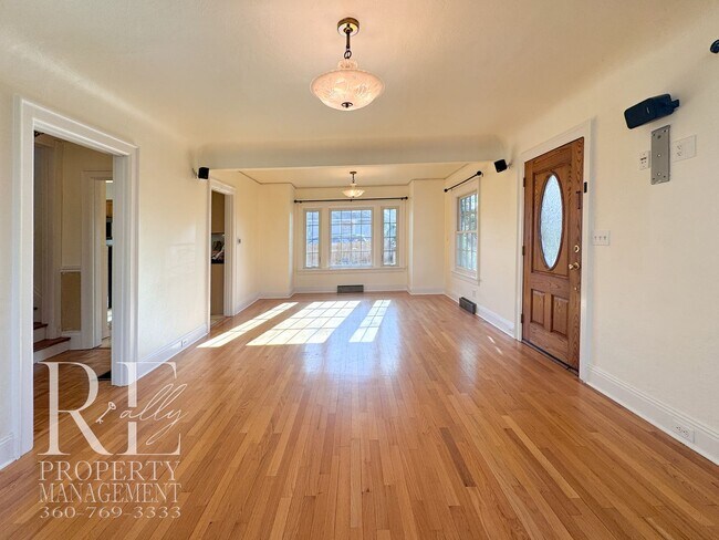 Foto del edificio - Timeless Vintage Home with Bonus Office, Expansive Yard & A/C