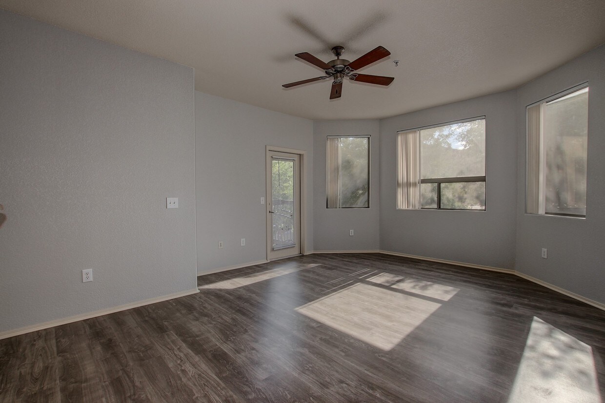Foto principal - 9820 N Central Ave