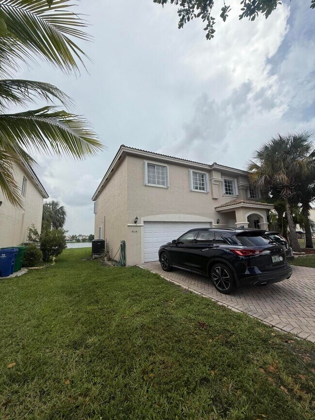 Foto del edificio - 4534 SW 127th Terrace