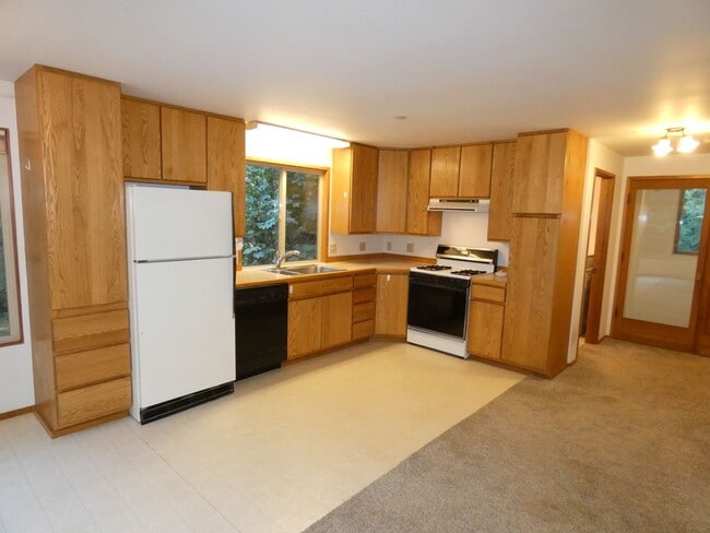 Building Photo - Spacious Studio Shop