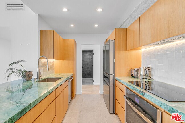 Building Photo - 7135 Hollywood Blvd