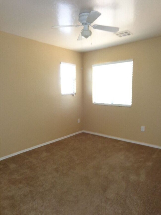 Building Photo - 3 bedroom 2.5 Bath in East Mesa