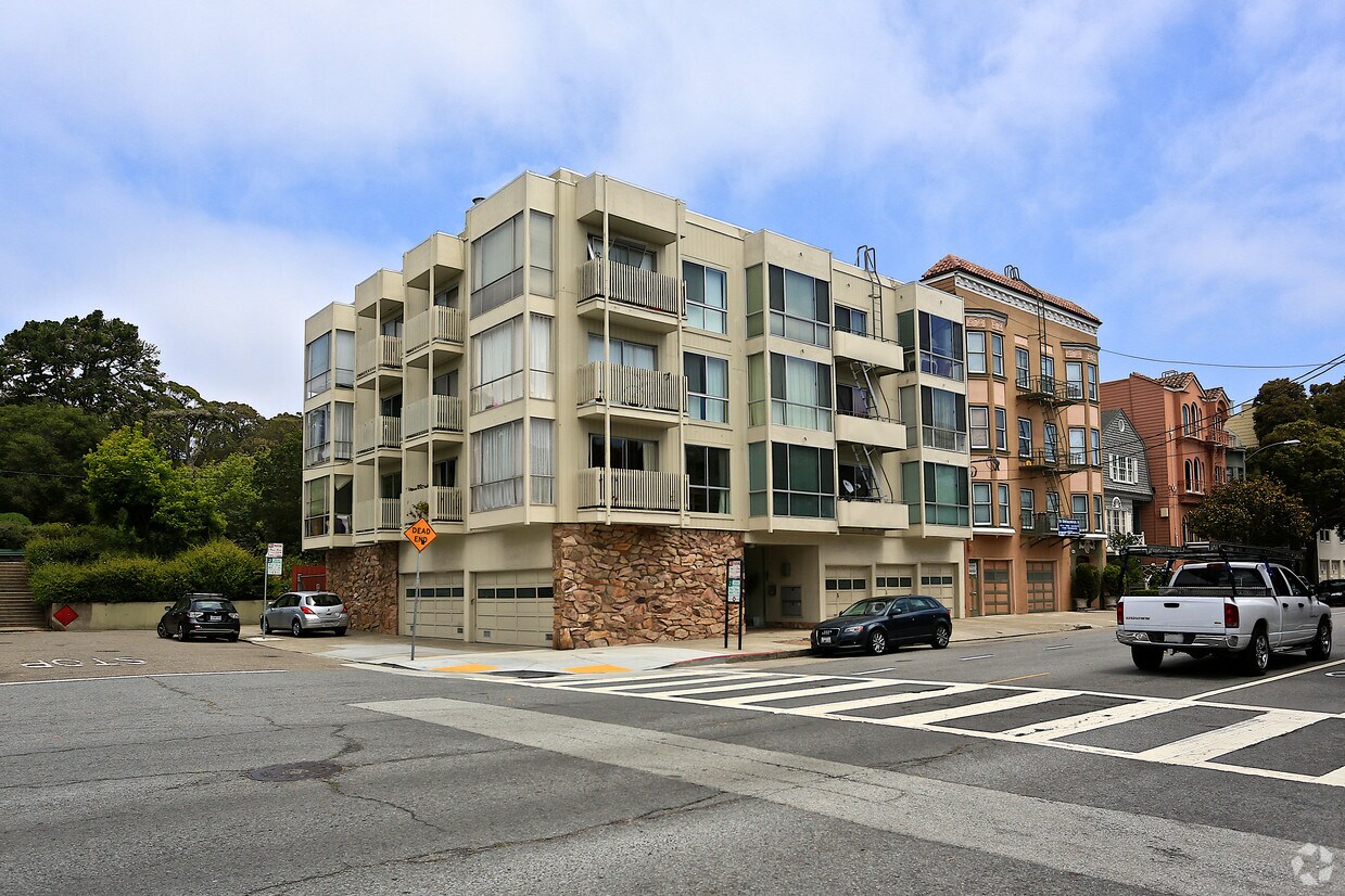 Building Photo - 650 Lake St