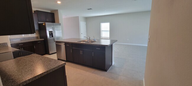 Foto del edificio - 4213 Romano Busciglio St