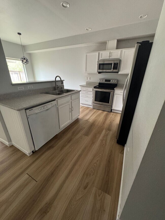 Building Photo - Great Townhome in Desirable Location
