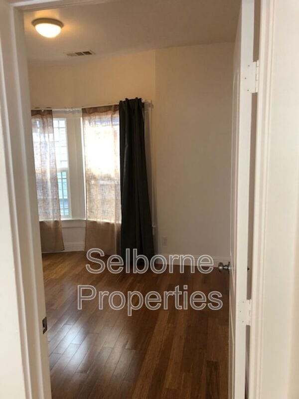 Building Photo - 939 International Blvd