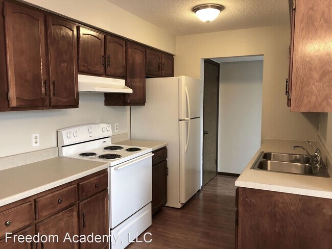Building Photo - 215-217 Edgewood Dr