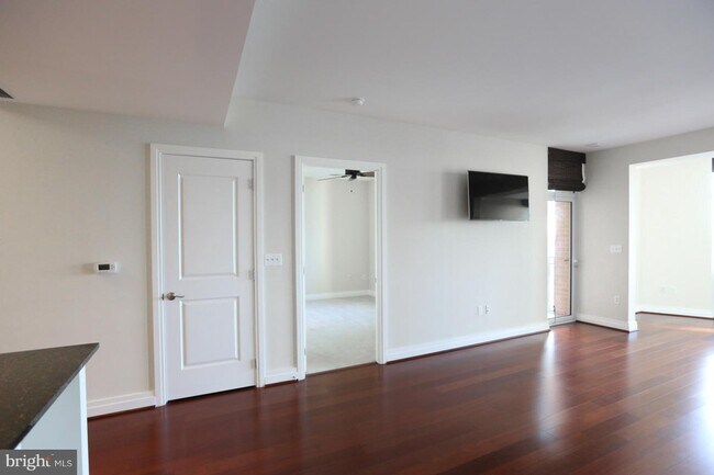 Foto del edificio - 8220 Crestwood Heights Dr