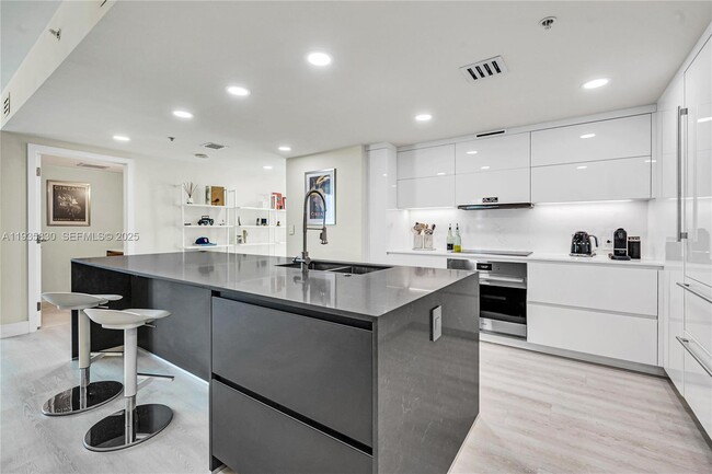 Foto del edificio - 665 NE 25th St