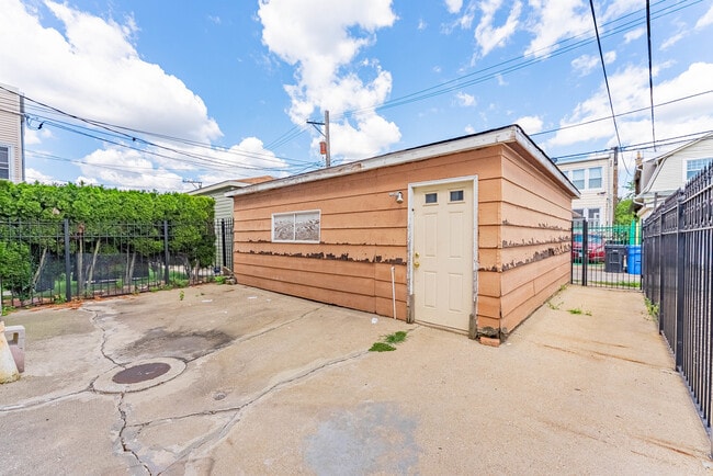 Building Photo - 4820 W Wolfram St