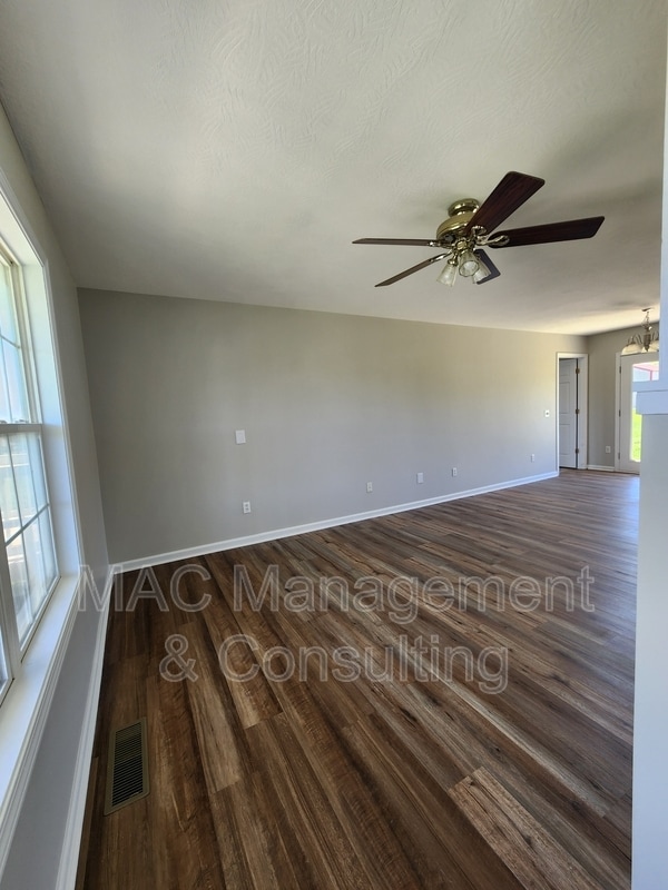 Building Photo - 1748 Bouton Dr