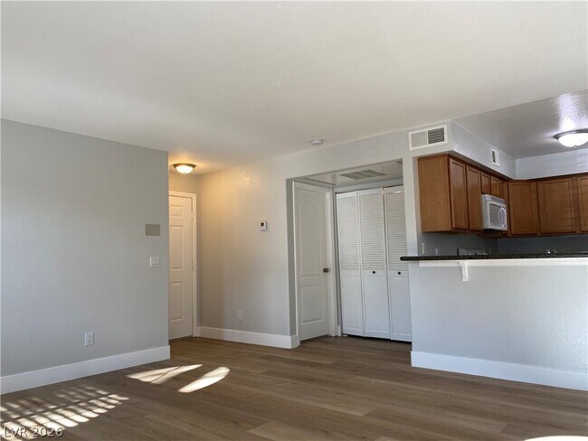 Building Photo - 3145 E Flamingo Rd