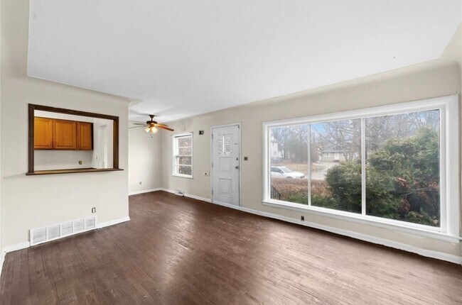 Building Photo - 1386 E 185th St