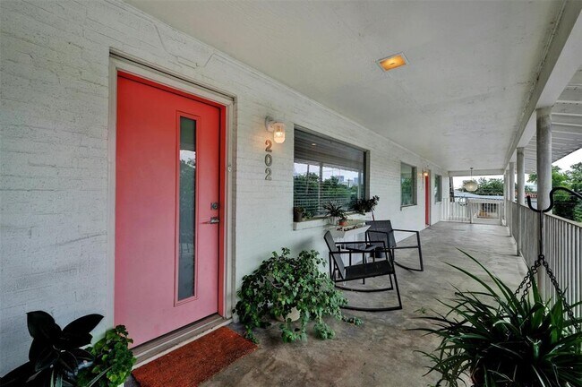 Foto del edificio - 1208 Enfield Rd