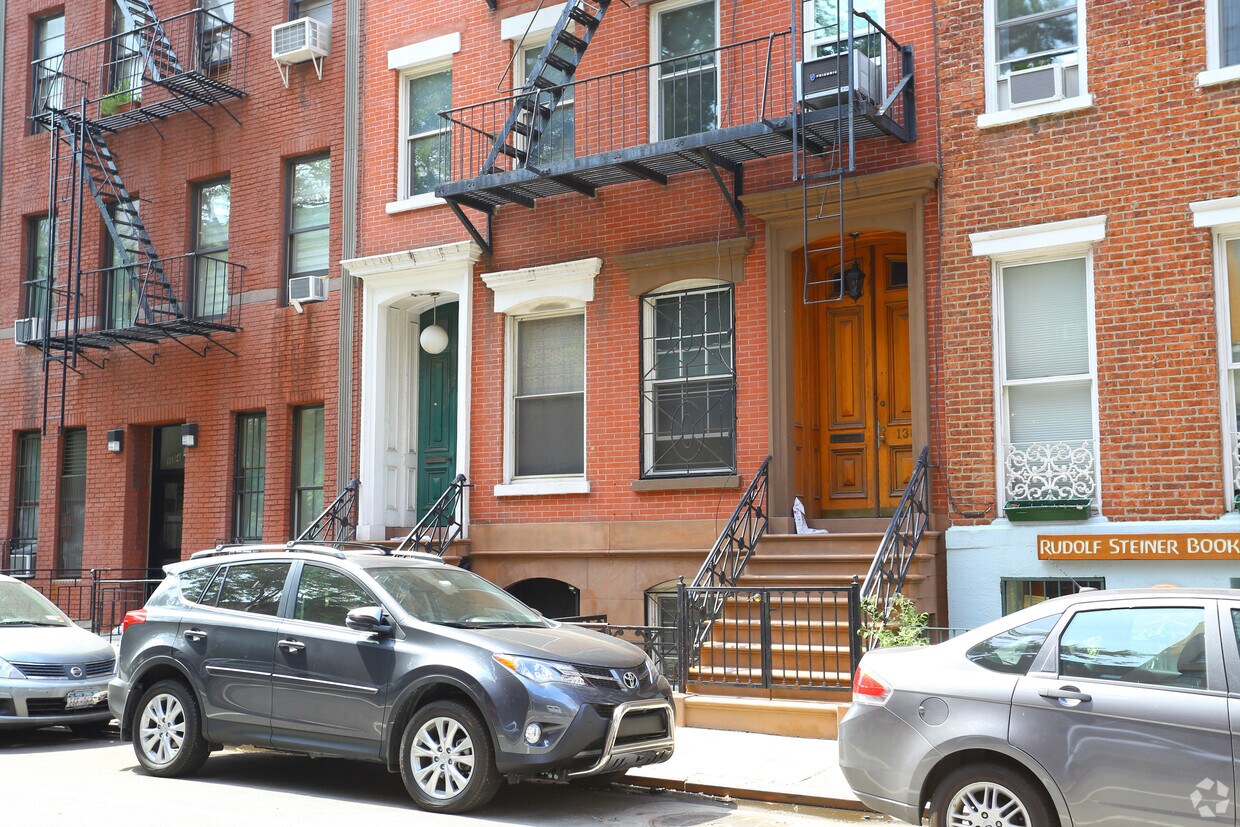 Building Photo - 136 W 15th St