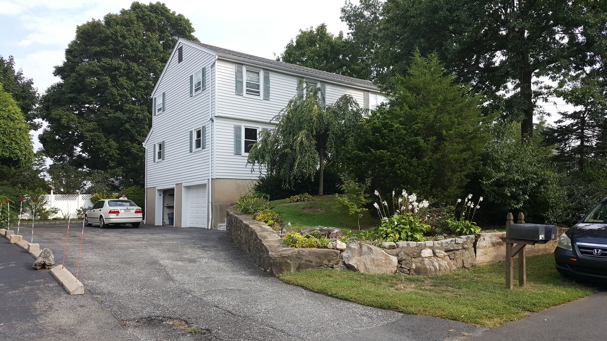 35 Windy Knolls, Greenwich, CT 06831 35 Windy Knolls Greenwich, CT