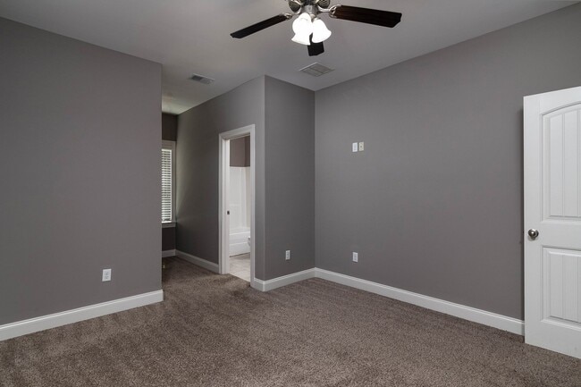 Building Photo - 530 Fifer Cir