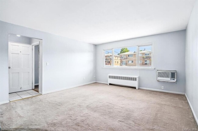 Foto del edificio - 4339 Baychester Ave