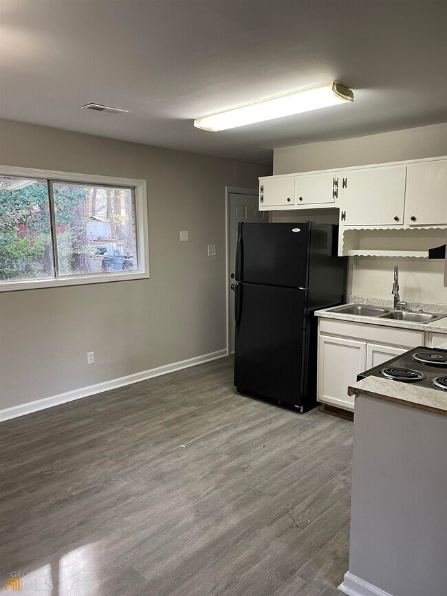 Building Photo - 8438 Stonewall Jackson Dr