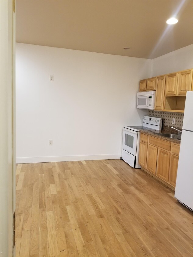 Primary Photo - 937 W Russell St