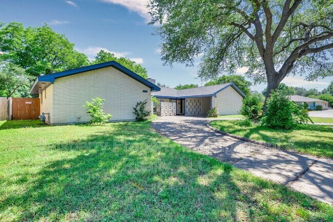 Building Photo - 4915 Westlake Dr