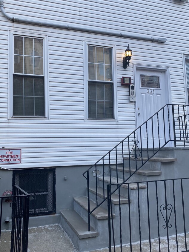 Primary Photo - 331 Monroe St