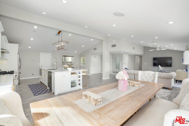 Building Photo - 5812 Comanche Ave